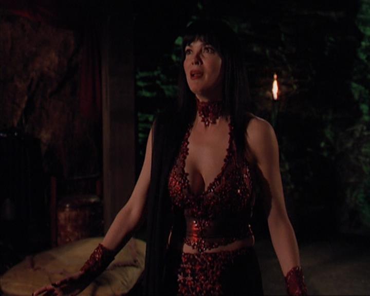 Charmed-Online-dot-419BiteMe2071.jpg