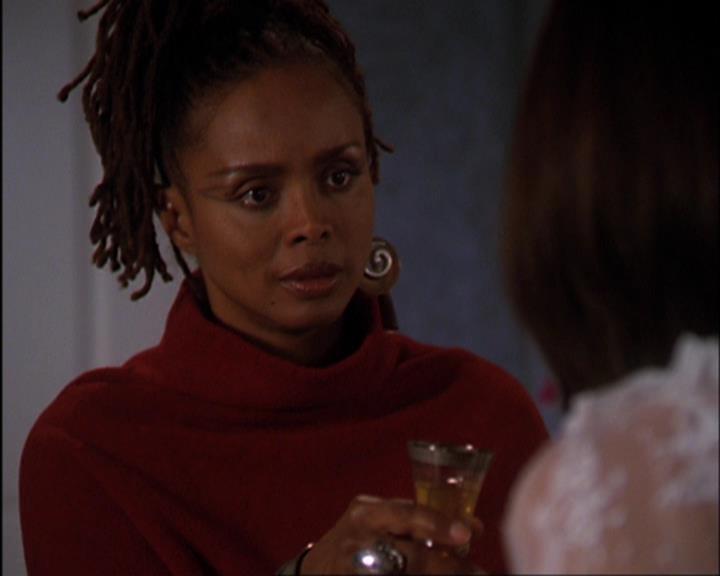 Charmed-Online-dot-420LongLiveTheQueen1466.jpg
