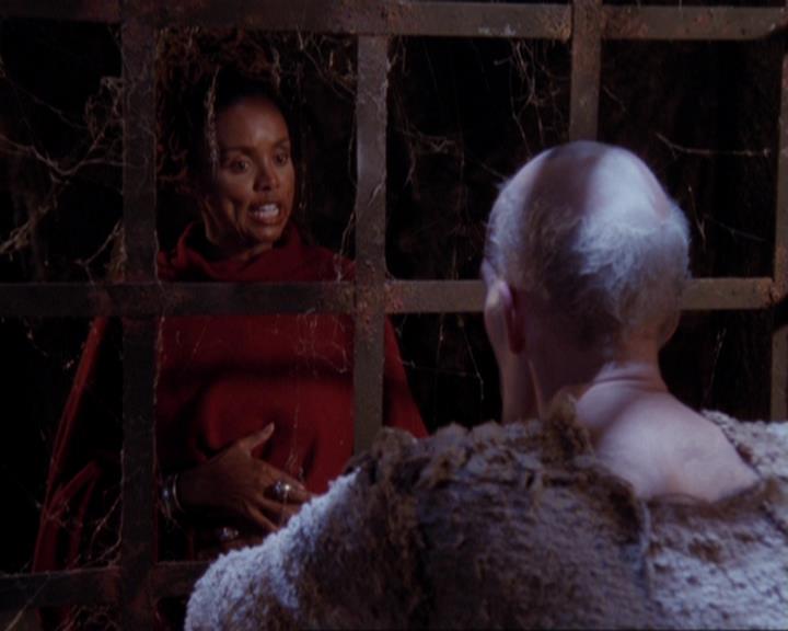 Charmed-Online-dot-421WombRaider1076.jpg