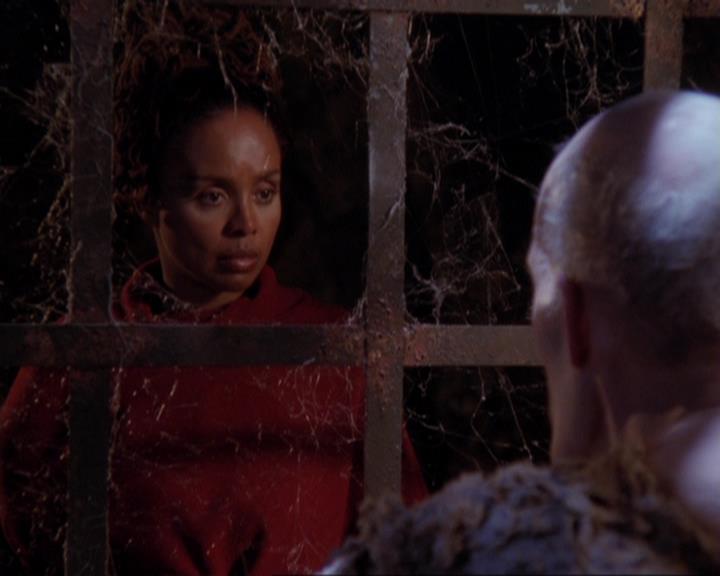 Charmed-Online-dot-421WombRaider1085.jpg