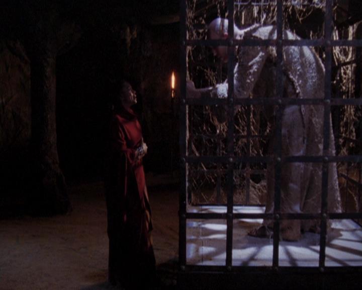 Charmed-Online-dot-421WombRaider1148.jpg