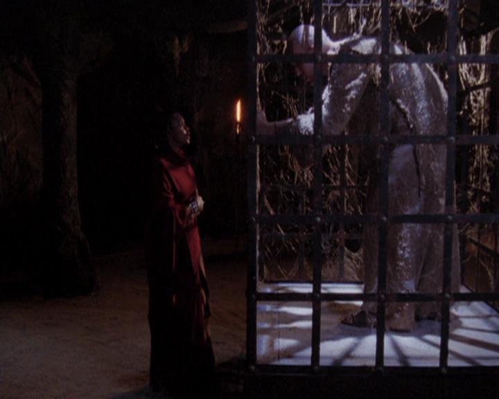 Charmed-Online-dot-421WombRaider1151.jpg