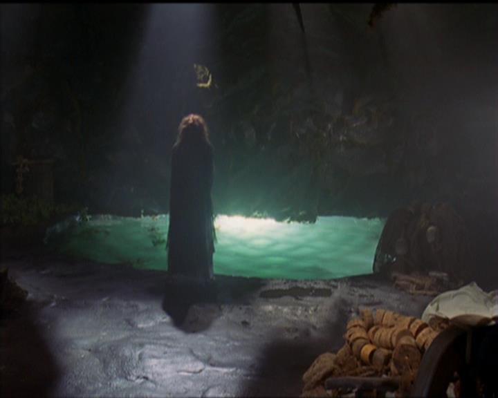 Charmed-Online_dot_net-5x01-2AWitchTail0440.jpg