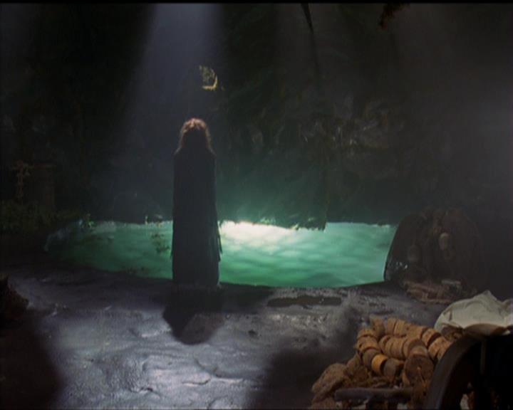 Charmed-Online_dot_net-5x01-2AWitchTail0441.jpg