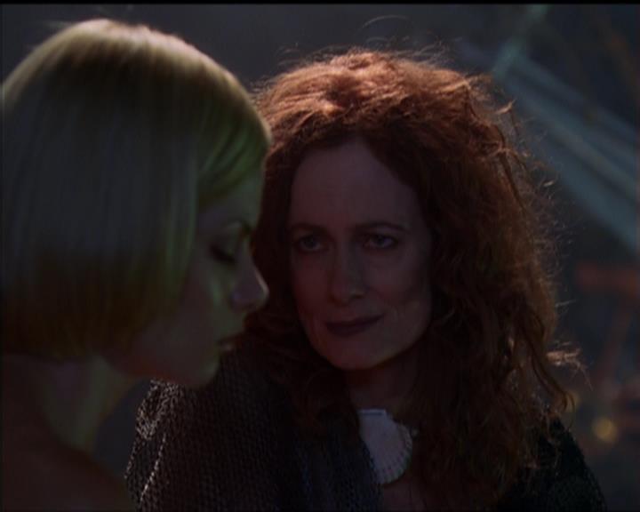 Charmed-Online_dot_net-5x01-2AWitchTail1773.jpg