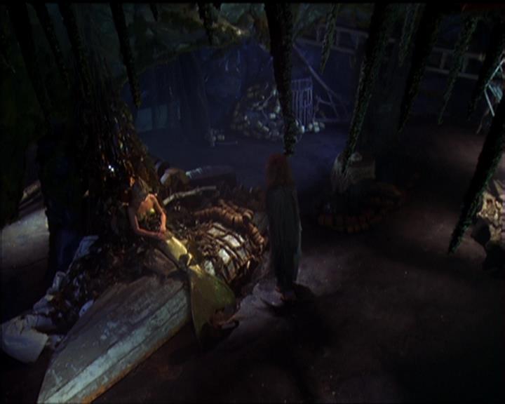 Charmed-Online_dot_net-5x01-2AWitchTail1788.jpg