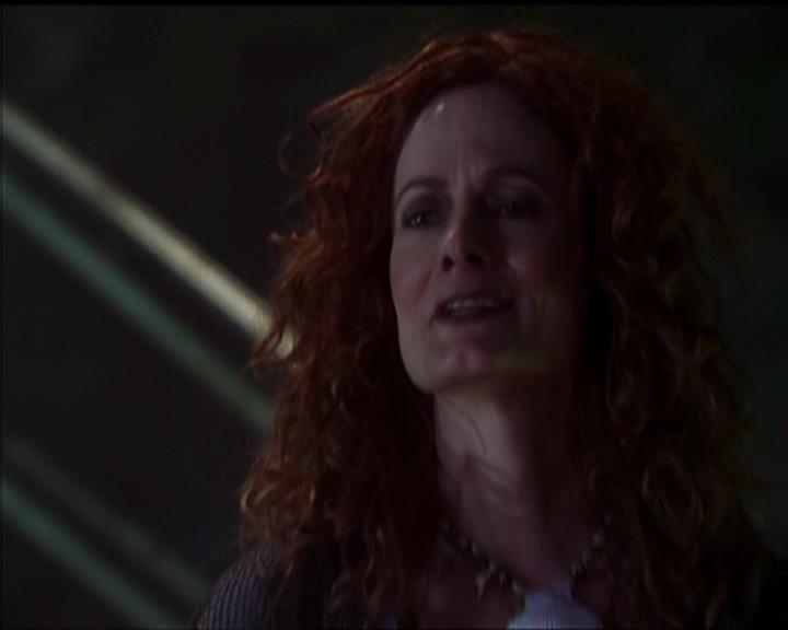 Charmed-Online_dot_net-5x01-2AWitchTail2199.jpg