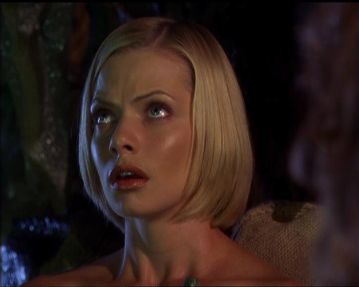 Charmed-Online_dot_net-5x01-2AWitchTail2236.jpg