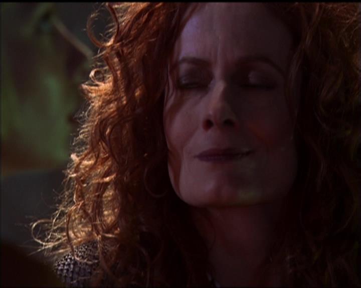 Charmed-Online_dot_net-5x01-2AWitchTail2238.jpg