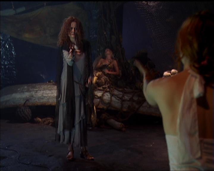 Charmed-Online_dot_net-5x01-2AWitchTail2280.jpg