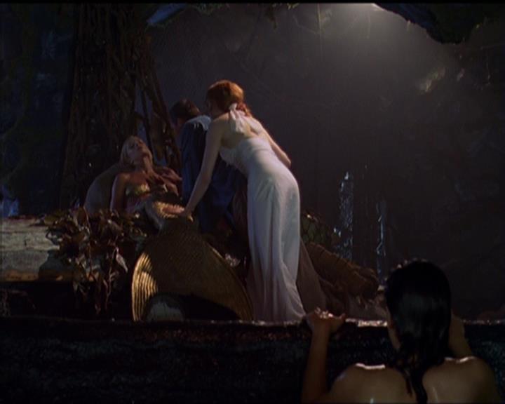 Charmed-Online_dot_net-5x01-2AWitchTail2328.jpg