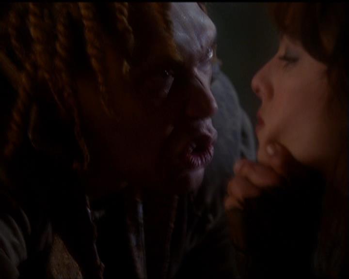 Charmed-Online_dot_net-5x03SirensSong1210.jpg