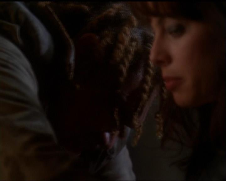 Charmed-Online_dot_net-5x03SirensSong1222.jpg