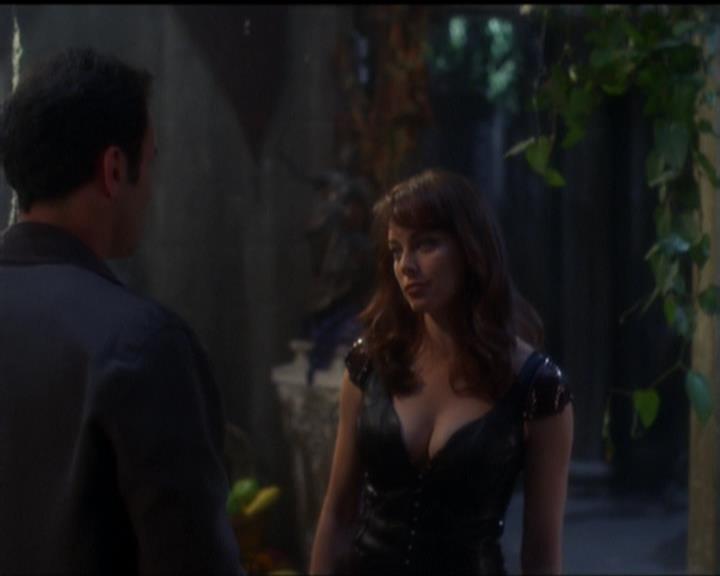 Charmed-Online_dot_net-5x03SirensSong1700.jpg