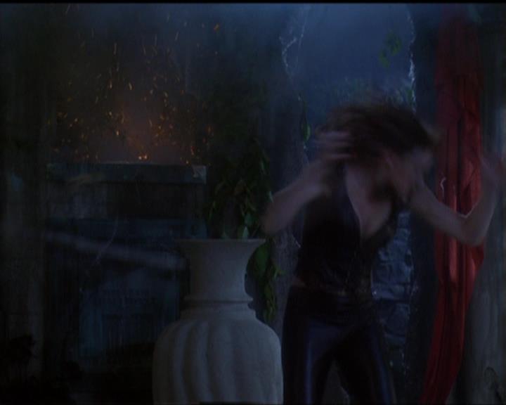 Charmed-Online_dot_net-5x03SirensSong2250.jpg