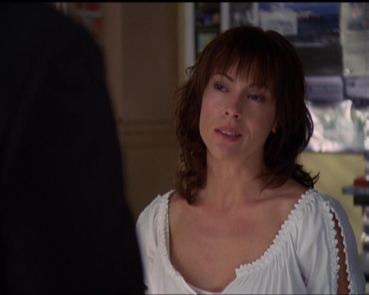Charmed-Online_dot_net-5x03SirensSong2503.jpg