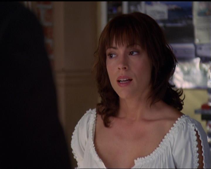 Charmed-Online_dot_net-5x03SirensSong2516.jpg