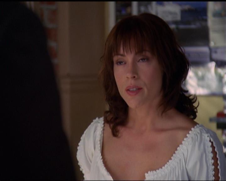Charmed-Online_dot_net-5x03SirensSong2517.jpg