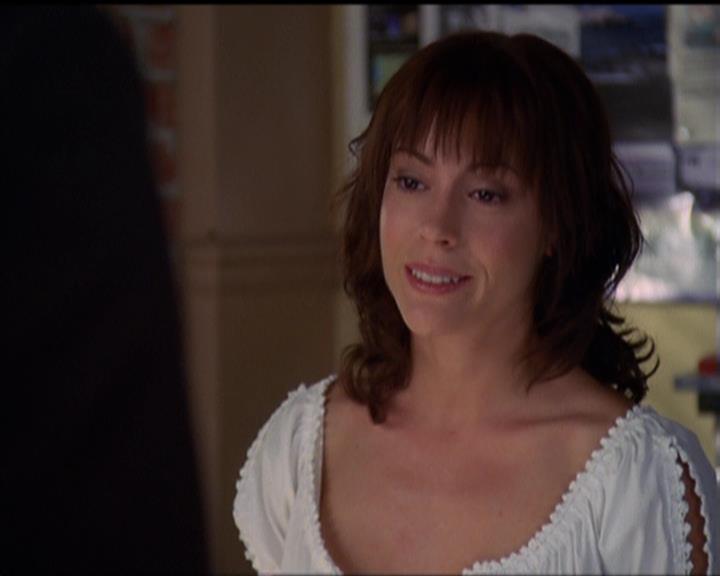 Charmed-Online_dot_net-5x03SirensSong2525.jpg
