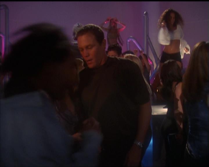 Charmed-Online-dot-net_5x05WitchesInTights0034.jpg