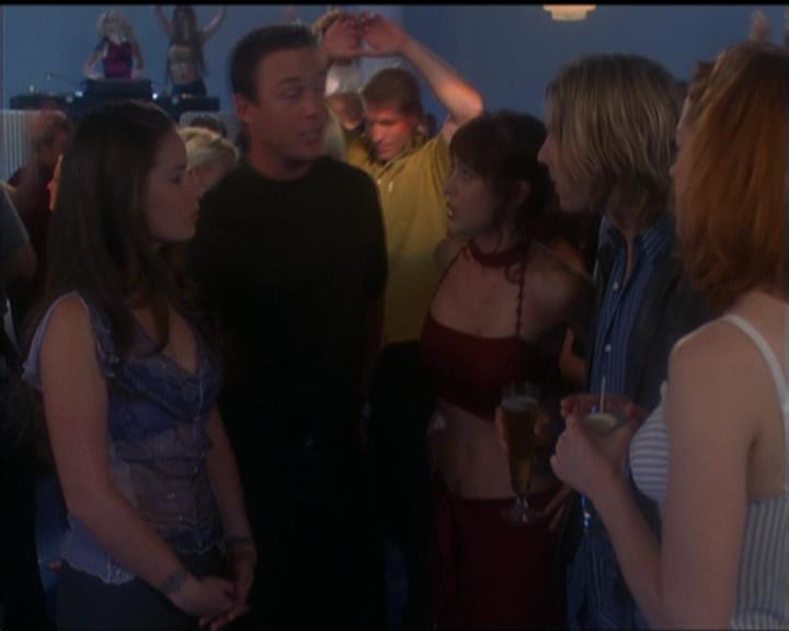 Charmed-Online-dot-net_5x05WitchesInTights0101.jpg