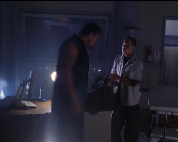 Charmed-Online-dot-net_5x05WitchesInTights0412.jpg