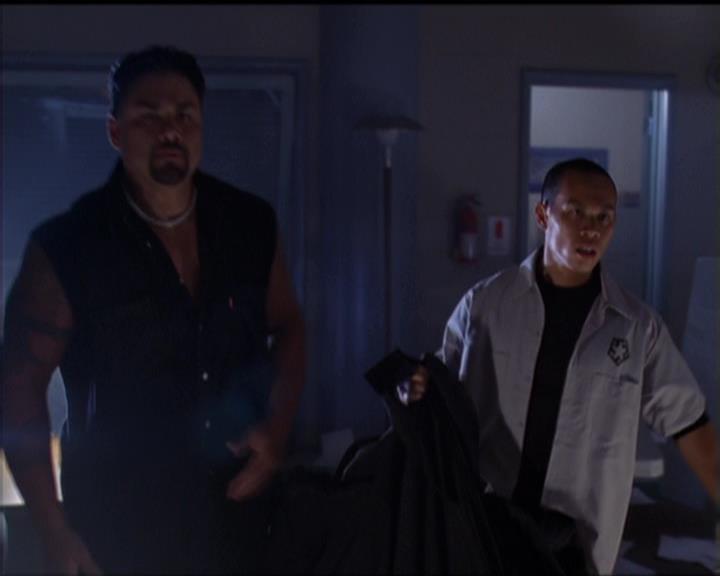 Charmed-Online-dot-net_5x05WitchesInTights0414.jpg