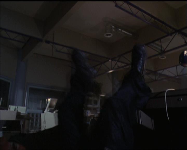 Charmed-Online-dot-net_5x05WitchesInTights0446.jpg