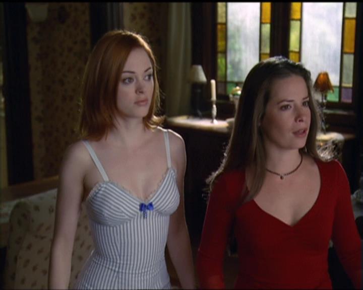 Charmed-Online-dot-net_5x05WitchesInTights0599.jpg