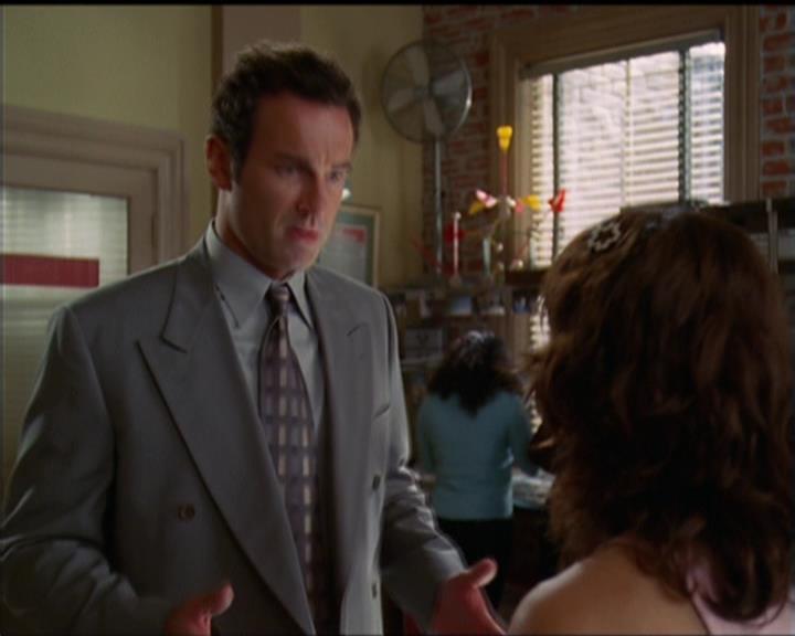 Charmed-Online-dot-net_5x05WitchesInTights0904.jpg
