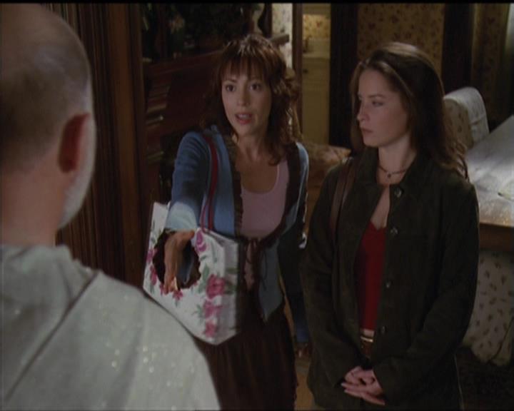 Charmed-Online-dot-net_5x05WitchesInTights1093.jpg