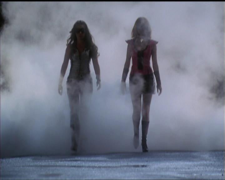 Charmed-Online-dot-net_5x05WitchesInTights1407.jpg