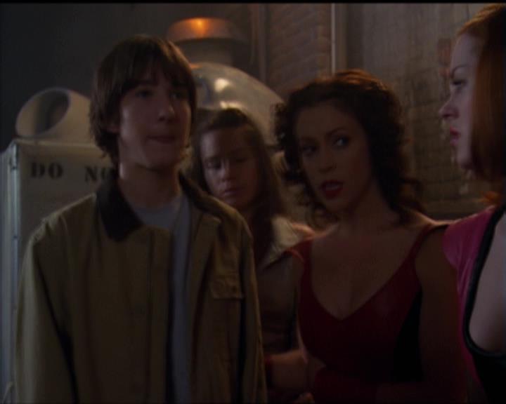 Charmed-Online-dot-net_5x05WitchesInTights1914.jpg