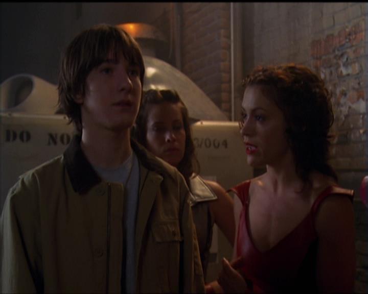 Charmed-Online-dot-net_5x05WitchesInTights1917.jpg