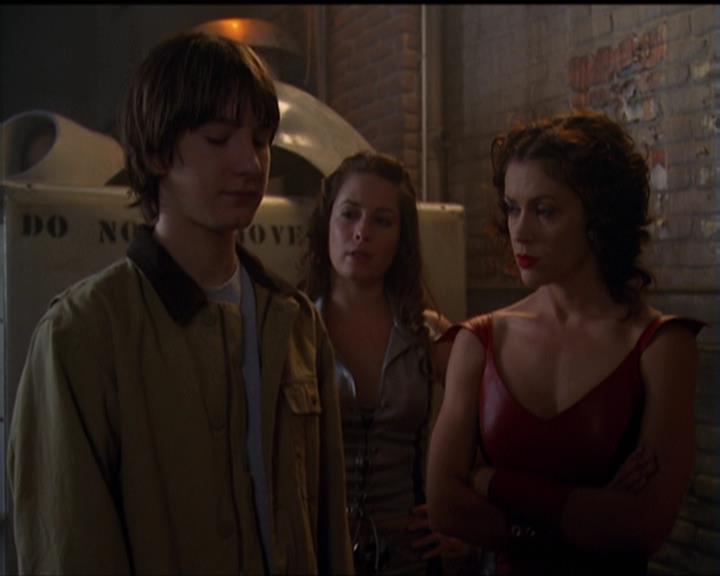 Charmed-Online-dot-net_5x05WitchesInTights1922.jpg