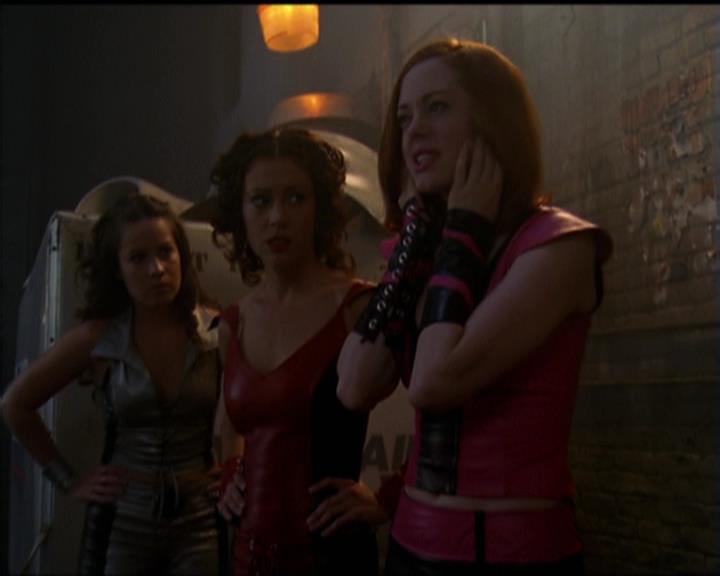 Charmed-Online-dot-net_5x05WitchesInTights1971.jpg Charmed-Online-dot-net_5x05WitchesInTights1971.jpg
