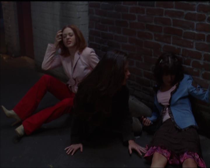 Charmed-Online-dot-net_5x05WitchesInTights2017.jpg