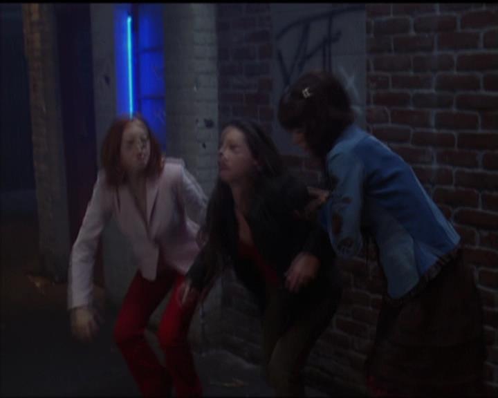 Charmed-Online-dot-net_5x05WitchesInTights2026.jpg