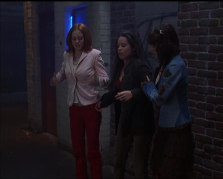 Charmed-Online-dot-net_5x05WitchesInTights2027.jpg