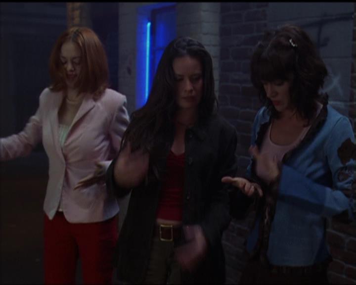 Charmed-Online-dot-net_5x05WitchesInTights2031.jpg