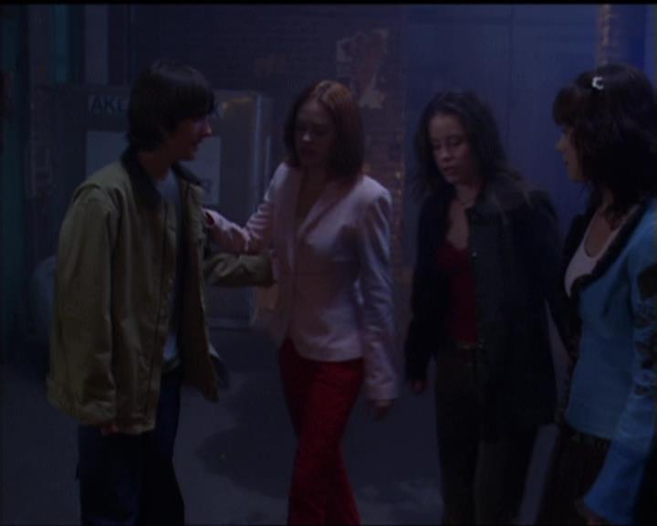 Charmed-Online-dot-net_5x05WitchesInTights2035.jpg