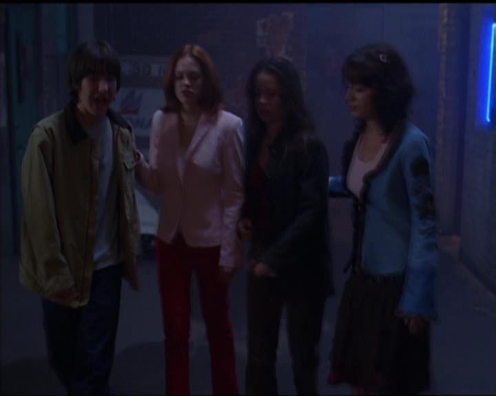 Charmed-Online-dot-net_5x05WitchesInTights2036.jpg