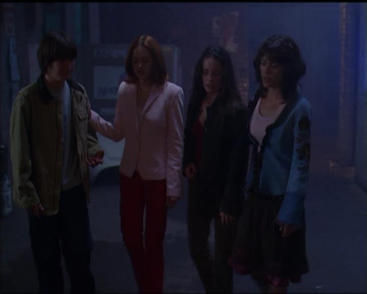 Charmed-Online-dot-net_5x05WitchesInTights2037.jpg