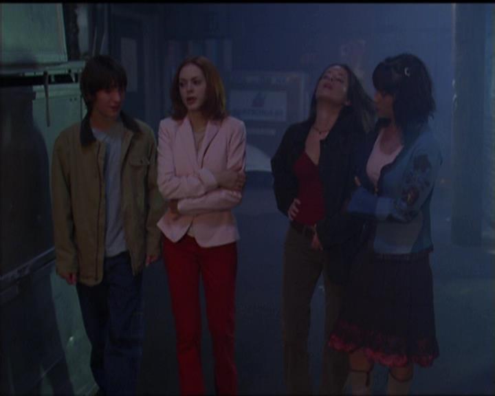 Charmed-Online-dot-net_5x05WitchesInTights2046.jpg