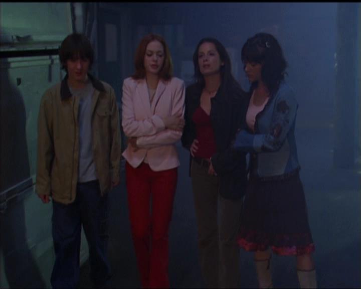 Charmed-Online-dot-net_5x05WitchesInTights2047.jpg