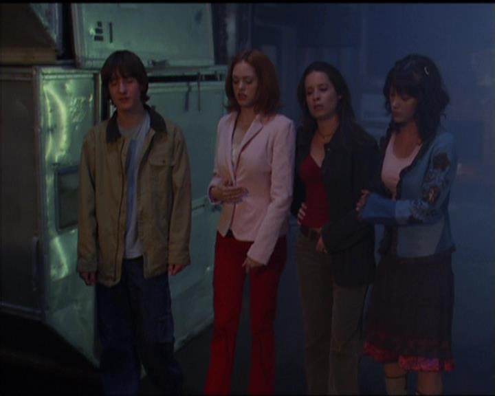 Charmed-Online-dot-net_5x05WitchesInTights2049.jpg