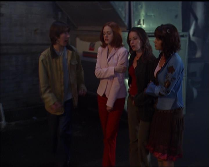 Charmed-Online-dot-net_5x05WitchesInTights2053.jpg