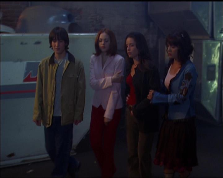 Charmed-Online-dot-net_5x05WitchesInTights2057.jpg