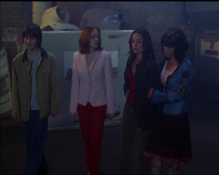 Charmed-Online-dot-net_5x05WitchesInTights2060.jpg