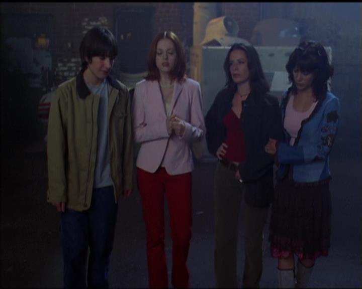 Charmed-Online-dot-net_5x05WitchesInTights2067.jpg
